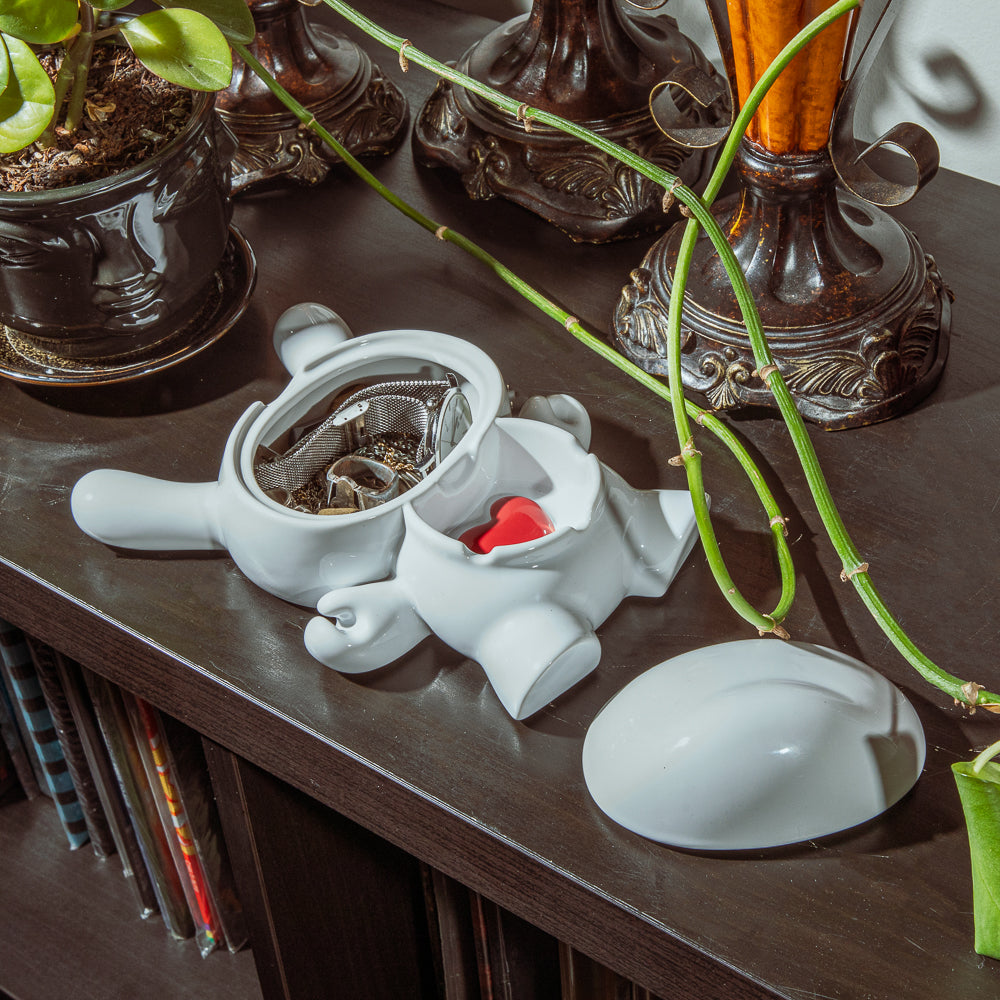 L.I.E. (LOVE ISN’T EASY) Dunny Ceramic Ashtray: PURE Edition - Kidrobot